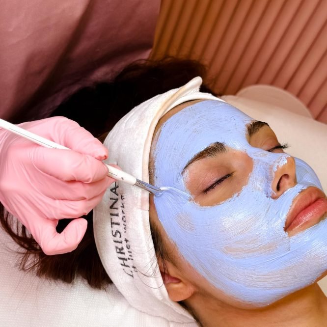 Gesichtsbehandlung mit Maske im DYVO Beauty Studio Frankfurt – professionelle Hautpflege