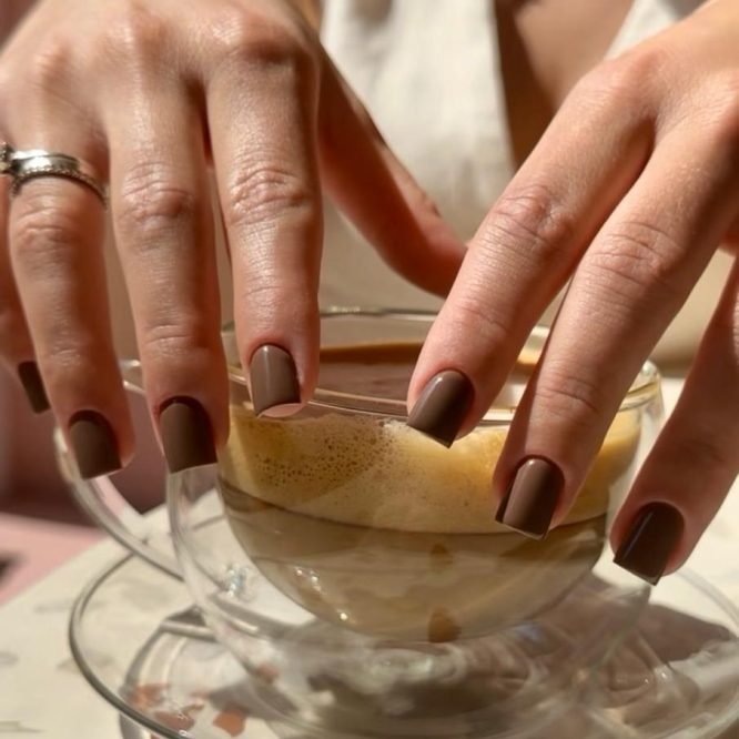 Maniküre mit braunem Gel-Lack – Nagelpflege im DYVO Beauty Studio Frankfurt