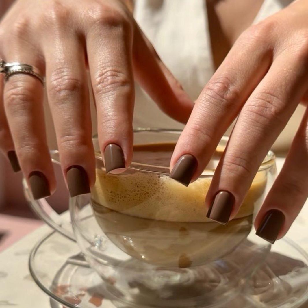 Maniküre mit braunem Gel-Lack – Nagelpflege im DYVO Beauty Studio Frankfurt